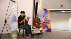 Ketua Aji Batam Yogi baju hitam. Foto:Istimewa