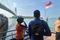 Petugas dan nelayan menemukan perempuan yang jatuh dari jembatan I Barelang Batam dalam kondisi selamat, Selasa (25/8/2026). Foto:Ist
