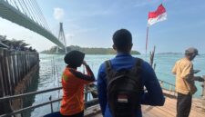 Petugas dan nelayan menemukan perempuan yang jatuh dari jembatan I Barelang Batam dalam kondisi selamat, Selasa (25/8/2026). Foto:Ist