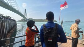 Petugas dan nelayan menemukan perempuan yang jatuh dari jembatan I Barelang Batam dalam kondisi selamat, Selasa (25/8/2026). Foto:Ist