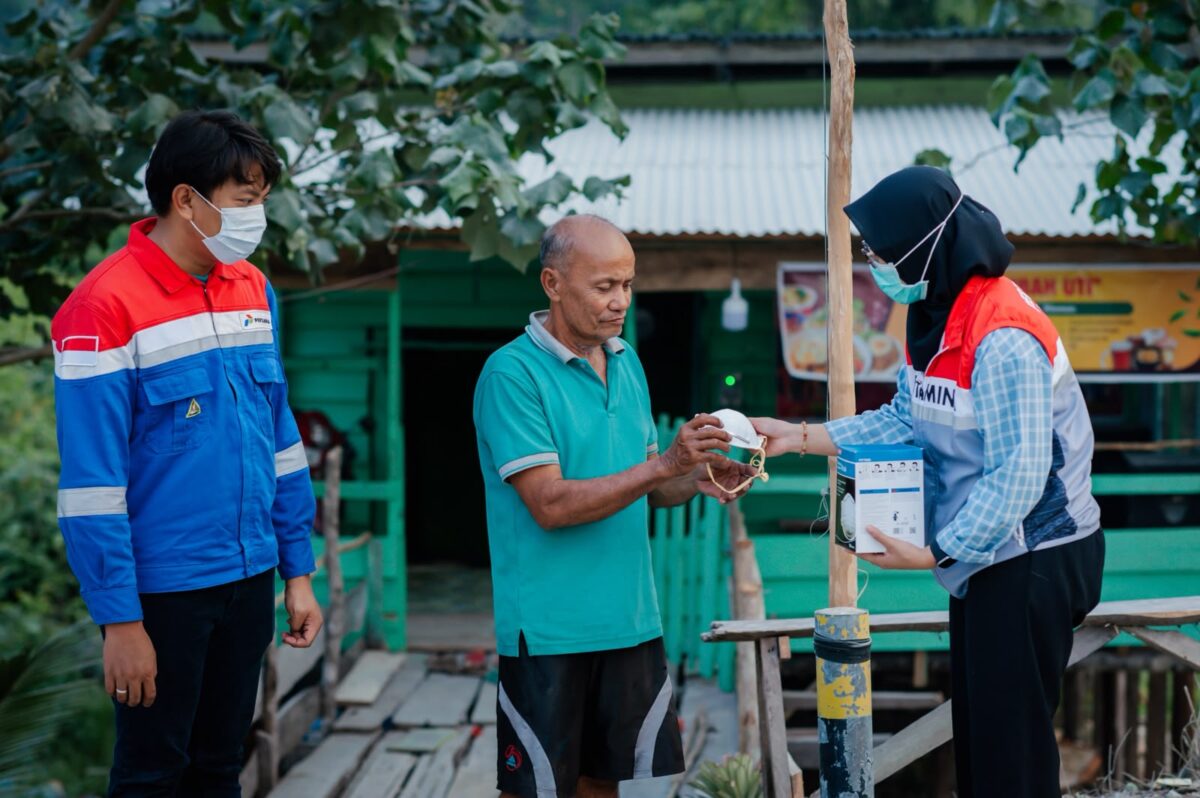Pertamina Patra Niaga Sumbagut bagikan masker kepada warga. Foto:Istimewa