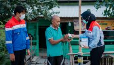 Pertamina Patra Niaga Sumbagut bagikan masker kepada warga. Foto:Istimewa