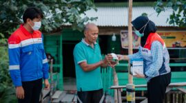 Pertamina Patra Niaga Sumbagut bagikan masker kepada warga. Foto:Istimewa