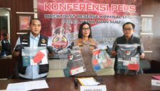 Dirreskrimum Polda Kepri Kombes Pol Ronni Bonic bersama Kabid Humas Polda Kepri Dr Nona dalam jumpa pers calon pekerja migran Indonesia, Kamis (27/8/2026). Foto:Ist