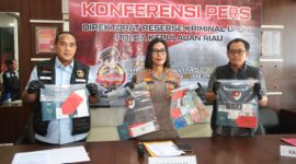 Dirreskrimum Polda Kepri Kombes Pol Ronni Bonic bersama Kabid Humas Polda Kepri Dr Nona dalam jumpa pers calon pekerja migran Indonesia, Kamis (27/8/2026). Foto:Ist
