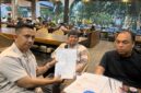 Kuasa hukum konsumen Adek, Rionaldo Putra (kiri), menunjukkan dokumen yang menjadi dasar keberatan kliennya dalam sengketa jual beli mobil mewah. Foto: Matapedia