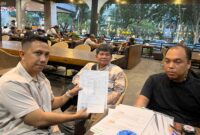 Kuasa hukum konsumen Adek, Rionaldo Putra (kiri), menunjukkan dokumen yang menjadi dasar keberatan kliennya dalam sengketa jual beli mobil mewah. Foto: Matapedia