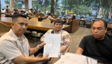 Kuasa hukum konsumen Adek, Rionaldo Putra (kiri), menunjukkan dokumen yang menjadi dasar keberatan kliennya dalam sengketa jual beli mobil mewah. Foto: Matapedia