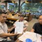 Kuasa hukum konsumen Adek, Rionaldo Putra (kiri), menunjukkan dokumen yang menjadi dasar keberatan kliennya dalam sengketa jual beli mobil mewah. Foto: Matapedia