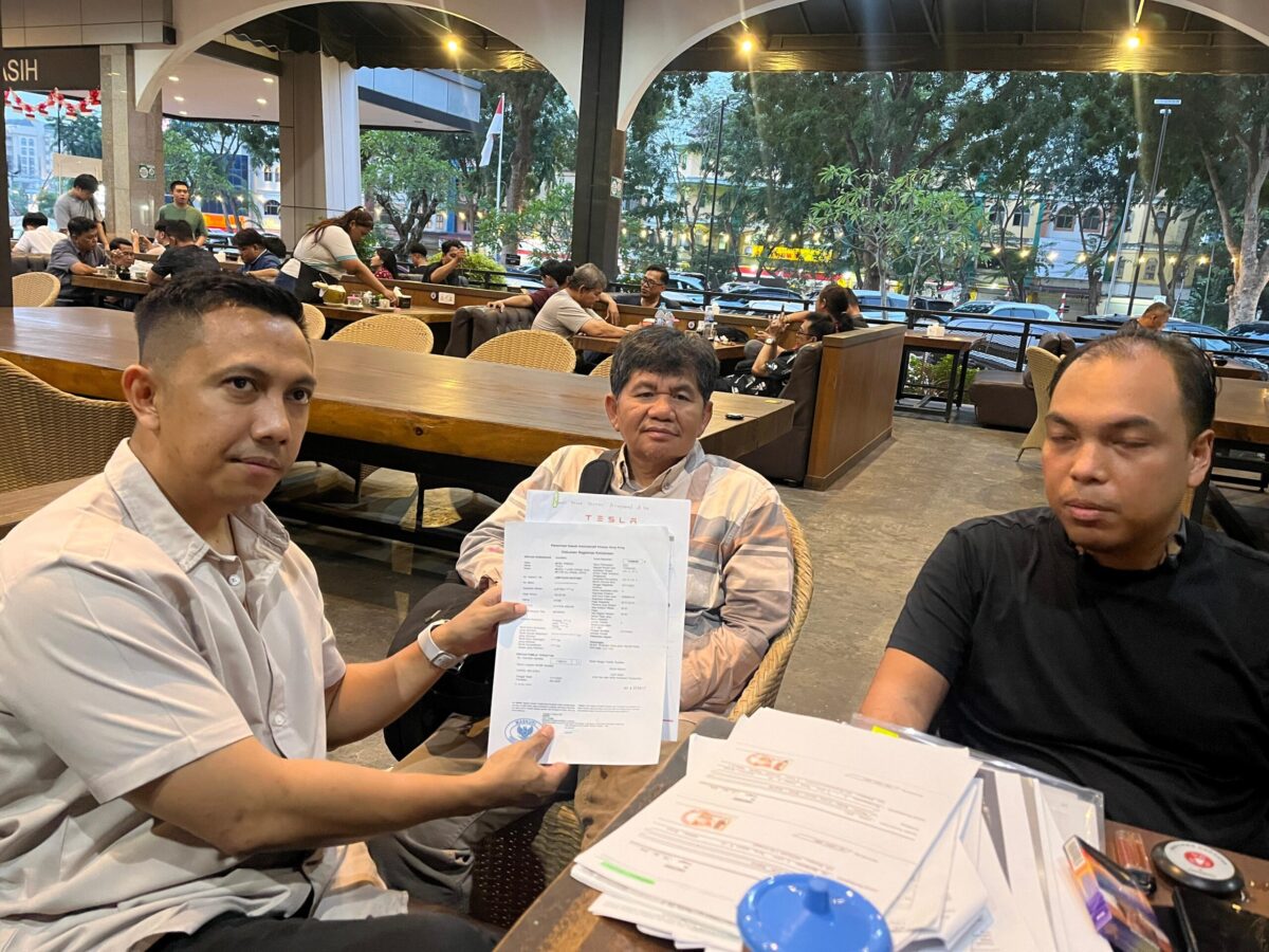 Kuasa hukum konsumen Adek, Rionaldo Putra (kiri) memperlihatkan sejumlah dugaan pelanggaran pidana dalam kasus sengketa jual beli mobil mewah. Foto:matapedia6