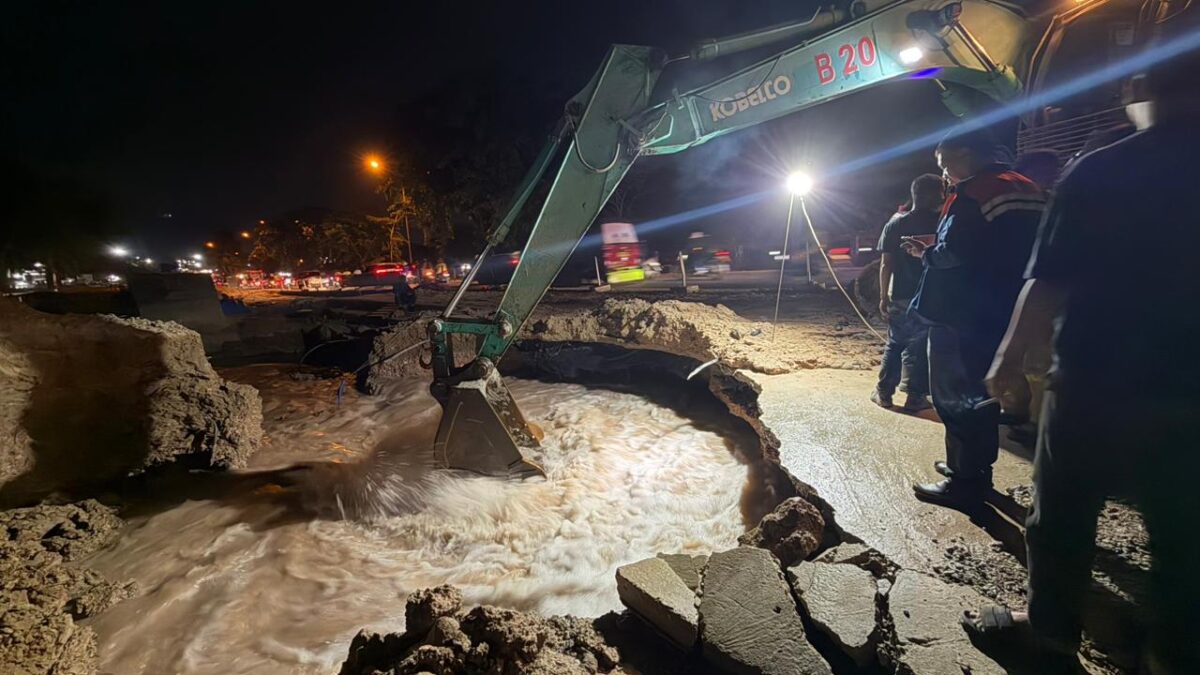 Gangguan jaringan pipa air di Mukakuning, Jumat (28/8/2026). Foto:Istimewa
