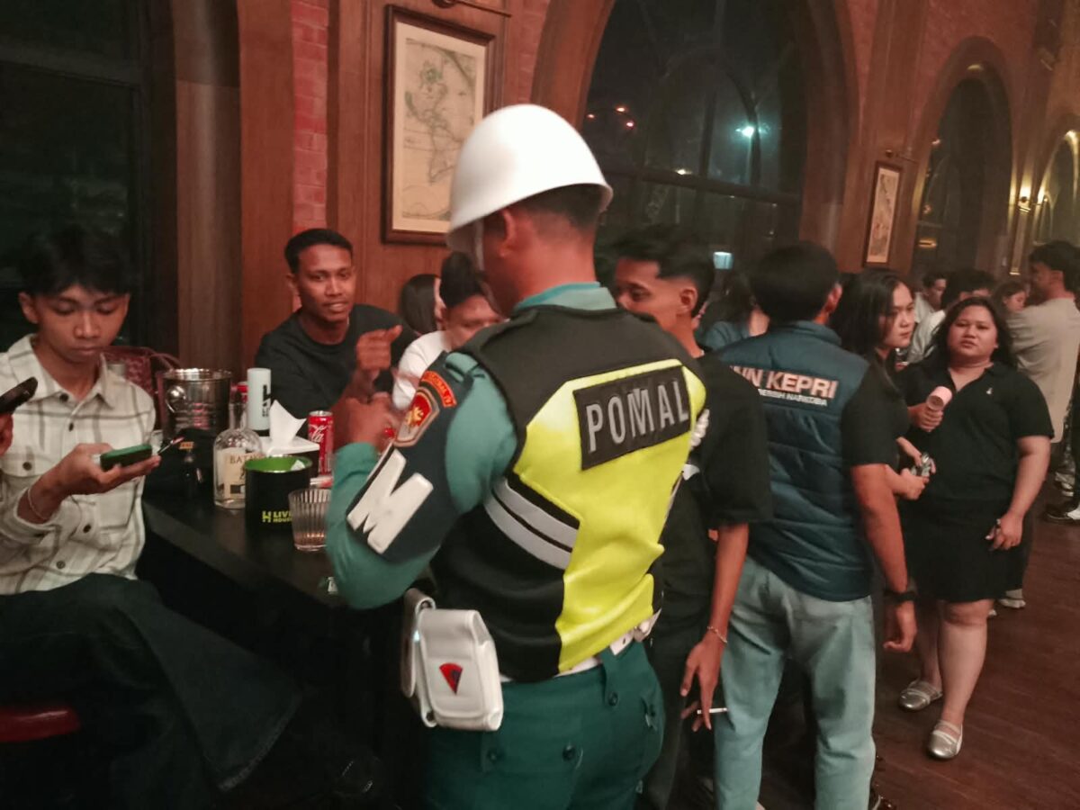 Lanud Hang Nadim bersama instansi terkait razia di tempat hiburan malam di Batam, Sabtu (29/8/2026). Foto:Istimewa