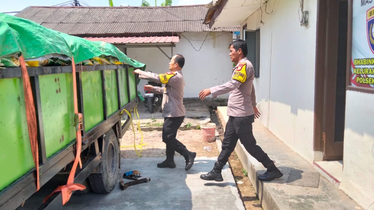Anggota Polsek Batu Aji dan bulog salurkan beras kepada masyarakat, Sabtu (29/8/2026). Foto: Polsek