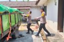 Anggota Polsek Batu Aji dan bulog salurkan beras kepada masyarakat, Sabtu (29/8/2026). Foto: Polsek