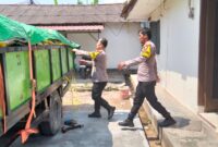 Anggota Polsek Batu Aji dan bulog salurkan beras kepada masyarakat, Sabtu (29/8/2026). Foto: Polsek