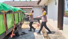 Anggota Polsek Batu Aji dan bulog salurkan beras kepada masyarakat, Sabtu (29/8/2026). Foto: Polsek