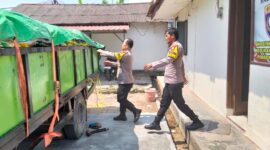 Anggota Polsek Batu Aji dan bulog salurkan beras kepada masyarakat, Sabtu (29/8/2026). Foto: Polsek