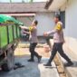 Anggota Polsek Batu Aji dan bulog salurkan beras kepada masyarakat, Sabtu (29/8/2026). Foto: Polsek