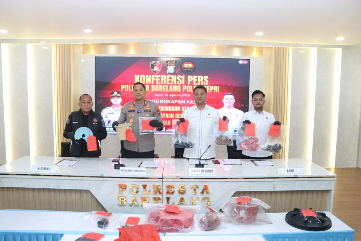 Kapolresta Barelang Kombes Pol Anggoro Wicaksono tengah saat menunjukkan barang bukti kasus pembunuhan di Batam dalam jumpa pers, Senin (31/8/2026). Foto:Humas Polresta Barelang