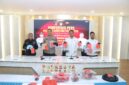 Kapolresta Barelang Kombes Pol Anggoro Wicaksono tengah saat menunjukkan barang bukti kasus pembunuhan di Batam dalam jumpa pers, Senin (31/8/2026). Foto:Humas Polresta Barelang