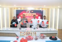 Kapolresta Barelang Kombes Pol Anggoro Wicaksono tengah saat menunjukkan barang bukti kasus pembunuhan di Batam dalam jumpa pers, Senin (31/8/2026). Foto:Humas Polresta Barelang