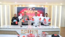 Kapolresta Barelang Kombes Pol Anggoro Wicaksono tengah saat menunjukkan barang bukti kasus pembunuhan di Batam dalam jumpa pers, Senin (31/8/2026). Foto:Humas Polresta Barelang