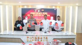Kapolresta Barelang Kombes Pol Anggoro Wicaksono tengah saat menunjukkan barang bukti kasus pembunuhan di Batam dalam jumpa pers, Senin (31/8/2026). Foto:Humas Polresta Barelang