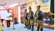 Wali Kota Batam Amsakar Achmad melantik Panglima Sambang Kota Batam yang digelar Pasukan Adat dan Marwah Gagak Hitam (Gerakan Gabungan Anak Kepulauan–Hidup Indah Tegaknya Adat dan Marwah) di Hotel Vanilla, Batam, Jumat (31/7/2026). Foto:Diskominfo Batam.