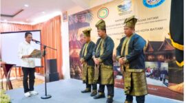 Wali Kota Batam Amsakar Achmad melantik Panglima Sambang Kota Batam yang digelar Pasukan Adat dan Marwah Gagak Hitam (Gerakan Gabungan Anak Kepulauan–Hidup Indah Tegaknya Adat dan Marwah) di Hotel Vanilla, Batam, Jumat (31/7/2026). Foto:Diskominfo Batam. 