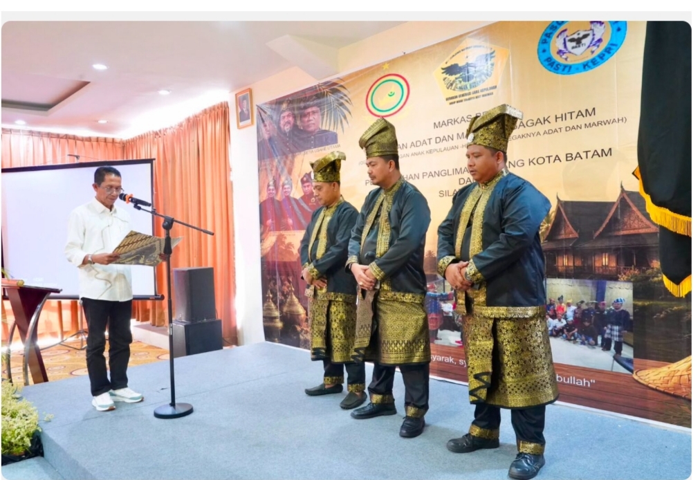 Wali Kota Batam Amsakar Achmad melantik Panglima Sambang Kota Batam yang digelar Pasukan Adat dan Marwah Gagak Hitam (Gerakan Gabungan Anak Kepulauan–Hidup Indah Tegaknya Adat dan Marwah) di Hotel Vanilla, Batam, Jumat (31/7/2026). Foto:Diskominfo Batam. 