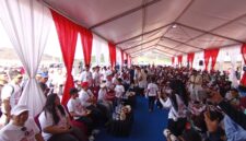 Kepala BP Batam Amsakar dan Wakil Kepala BP Batam Li Claudia dan Kapolda Kepri serta pejabat lainnya bersama anak-anak dalam peresmian Sekolah Terintegrasi Merah Putih di Rempang Batam, Minggu (2/8/2026). Foto:Rega/matapedia