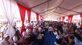 Kepala BP Batam Amsakar dan Wakil Kepala BP Batam Li Claudia dan Kapolda Kepri serta pejabat lainnya bersama anak-anak dalam peresmian Sekolah Terintegrasi Merah Putih di Rempang Batam, Minggu (2/8/2026). Foto:Rega/matapedia