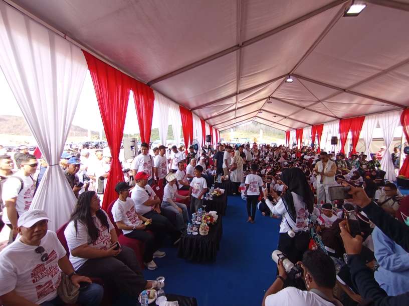 Kepala BP Batam Amsakar dan Wakil Kepala BP Batam Li Claudia dan Kapolda Kepri serta pejabat lainnya bersama anak-anak dalam peresmian Sekolah Terintegrasi Merah Putih di Rempang Batam, Minggu (2/8/2026). Foto:Rega/matapedia