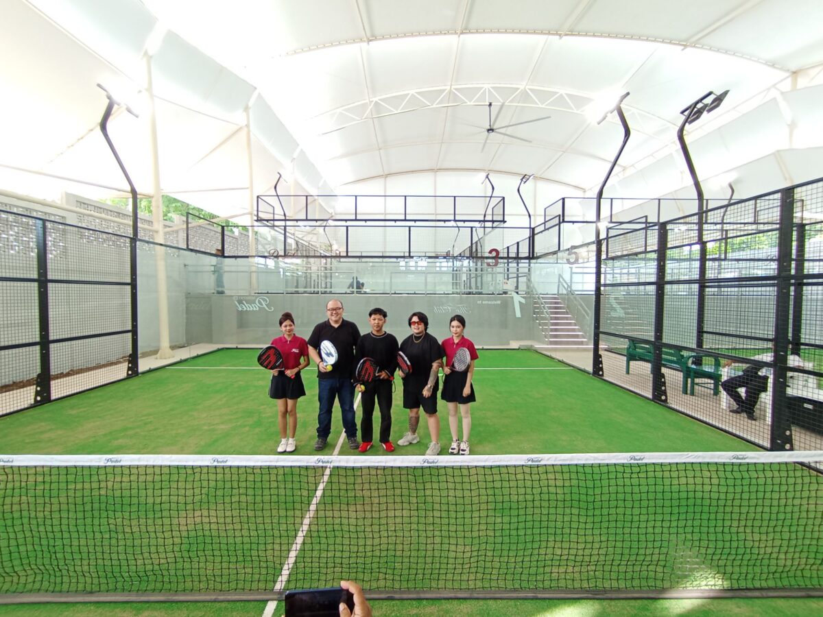 Asisten Direktur Ministry of Padel, Edu Salim baju hitam. Foto:Rega/matapedia