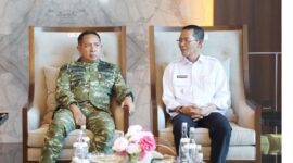 Panglima TNI Jenderal Agus Subiyanto  bersama Wali Kota Batam Amsakar Achmad, Selasa (4/8/2026). Foto:Diskominfo Batam. 