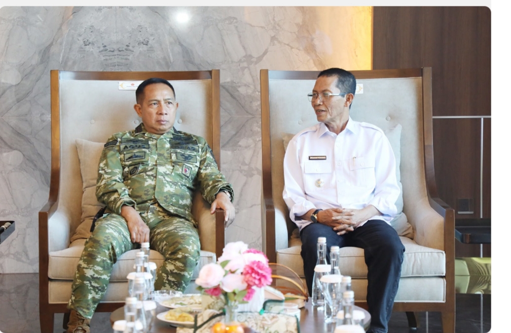 Panglima TNI Jenderal Agus Subiyanto  bersama Wali Kota Batam Amsakar Achmad, Selasa (4/8/2026). Foto:Diskominfo Batam. 