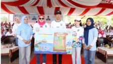Wali kota Batam Amsakar Achmad bersama Istri dan Wakil Wali Kota Batam Li Claudia Chandra serta beberapa anak di hari anak pada Sabtu (8/8/2026). Foto:Diskominfo Batam