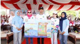 Wali kota Batam Amsakar Achmad bersama Istri dan Wakil Wali Kota Batam Li Claudia Chandra serta beberapa anak di hari anak pada Sabtu (8/8/2026). Foto:Diskominfo Batam
