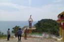Tugu Khatulistiwa Lingga berdiri di kawasan Tanjung Teludas. Foto:Rega/matapedia