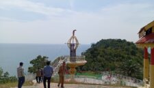 Tugu Khatulistiwa Lingga berdiri di kawasan Tanjung Teludas. Foto:Rega/matapedia
