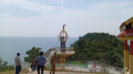 Tugu Khatulistiwa Lingga berdiri di kawasan Tanjung Teludas. Foto:Rega/matapedia