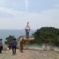 Tugu Khatulistiwa Lingga berdiri di kawasan Tanjung Teludas. Foto:Rega/matapedia