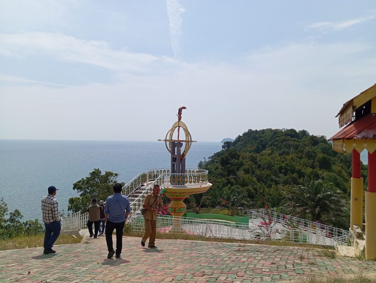 Tugu Khatulistiwa Lingga berdiri di kawasan Tanjung Teludas. Foto:Rega/matapedia