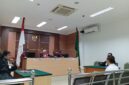 Terdakwa saat mendengarkan tuntutan dari JPU yang diundur keempat kalinya di Pengadilan Negeri Batam, Kamis (13/8/2026). Foto:Rega/matapedia