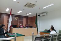 Terdakwa saat mendengarkan tuntutan dari JPU yang diundur keempat kalinya di Pengadilan Negeri Batam, Kamis (13/8/2026). Foto:Rega/matapedia