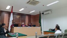 Terdakwa saat mendengarkan tuntutan dari JPU yang diundur keempat kalinya di Pengadilan Negeri Batam, Kamis (13/8/2026). Foto:Rega/matapedia