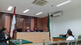 Terdakwa saat mendengarkan tuntutan dari JPU yang diundur keempat kalinya di Pengadilan Negeri Batam, Kamis (13/8/2026). Foto:Rega/matapedia