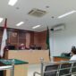 Terdakwa saat mendengarkan tuntutan dari JPU yang diundur keempat kalinya di Pengadilan Negeri Batam, Kamis (13/8/2026). Foto:Rega/matapedia