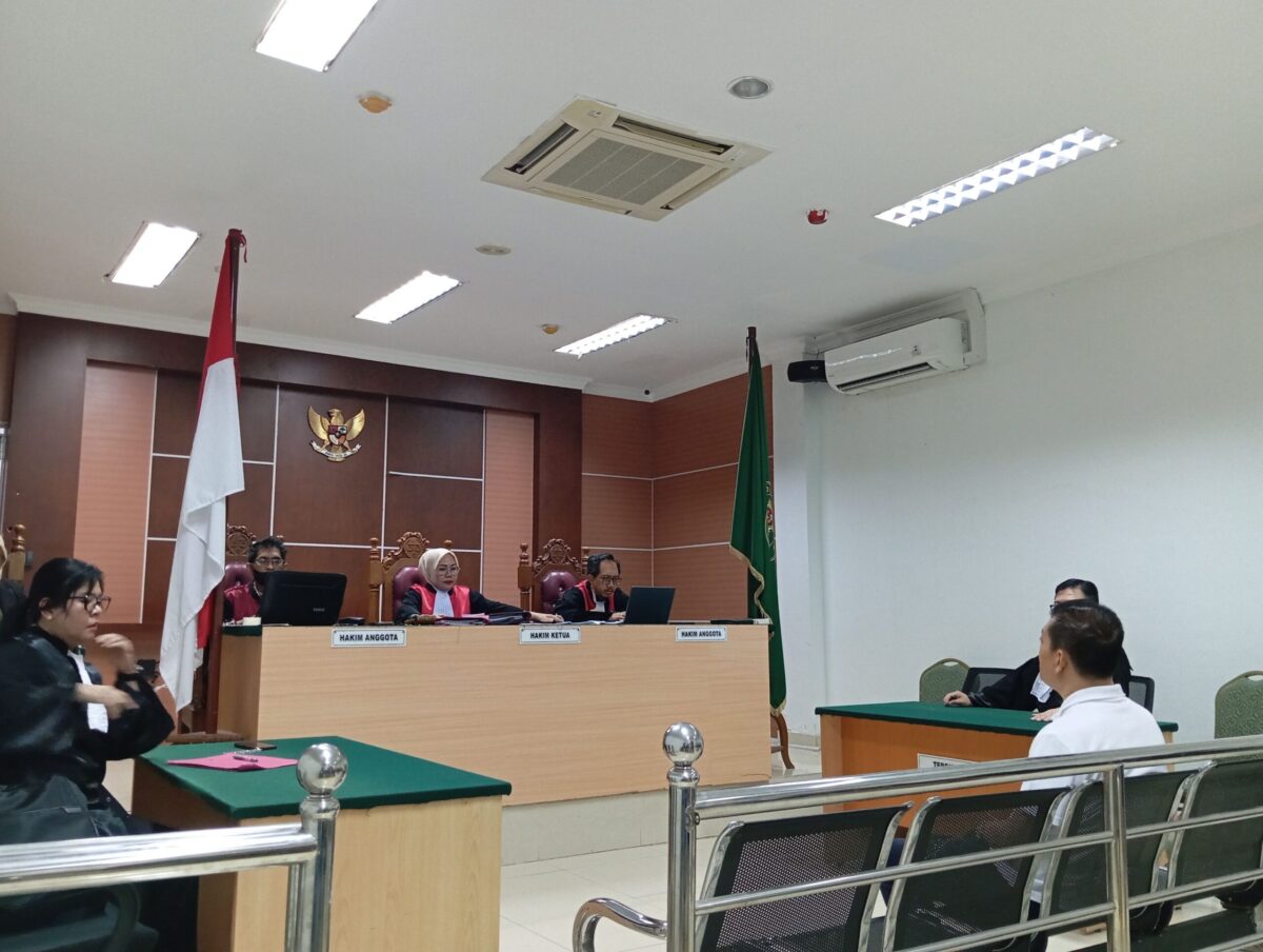 Terdakwa saat mendengarkan tuntutan dari JPU yang diundur keempat kalinya di Pengadilan Negeri Batam, Kamis (13/8/2026). Foto:Rega/matapedia