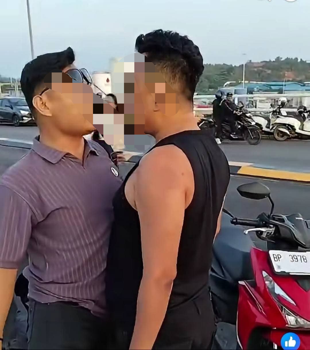 Para pihak terlibat adu argumen di Jembatan II Barelang beberapa hari lalu. Foto:Istimewa